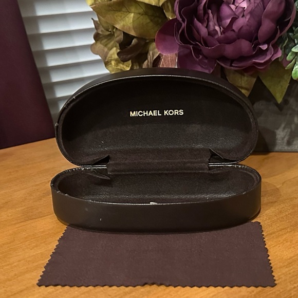 (SOLD) Michael Kors Tortoise Sunglassed - Picture 8 of 8